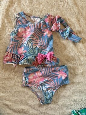 Tommy Bahama 3-piece girl’s swim set 4T